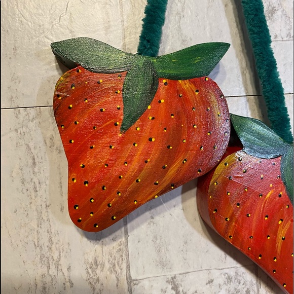 HAND CRAFTED Painted Set of double hanging wood strawberries NWOT Sealed - Picture 11 of 13